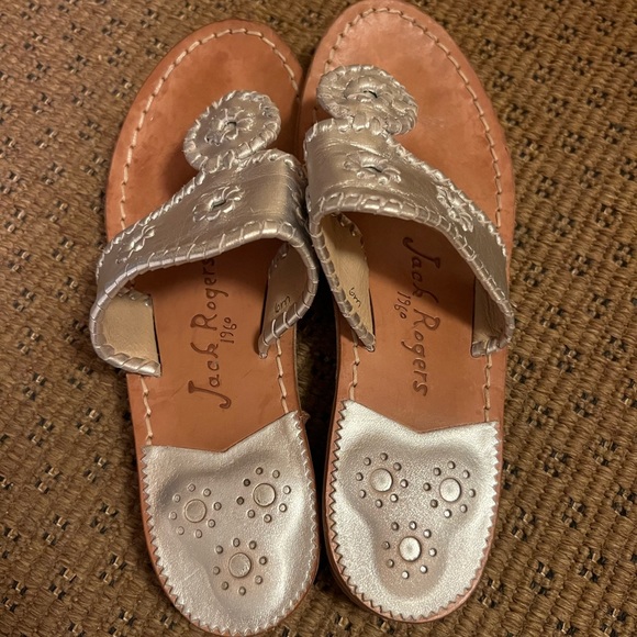 Jack Rodgers silver sandals size 6! Very good condition - Picture 3 of 4